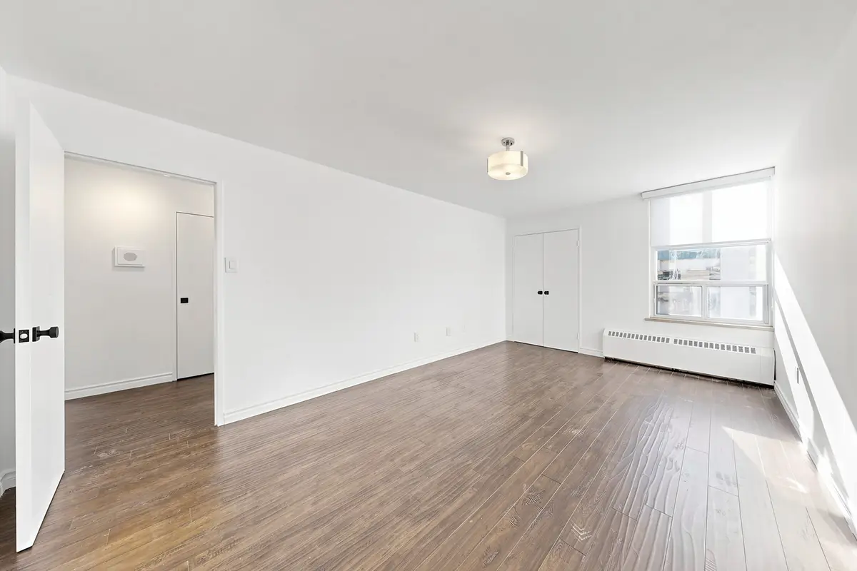 2301-360 Ridelle Ave, Large primary bedroom with walk-in closet