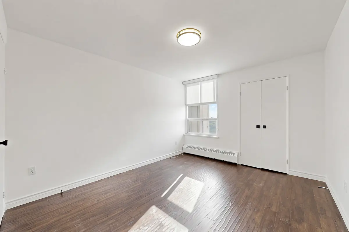 2301-360 Ridelle Ave, Large secondary bedroom